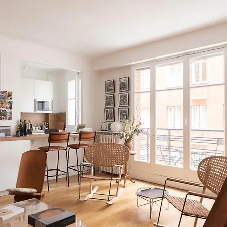 Charming Studio With Balcony In Apartmán