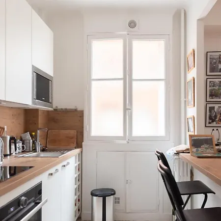 Charming Studio With Balcony In * Paříž