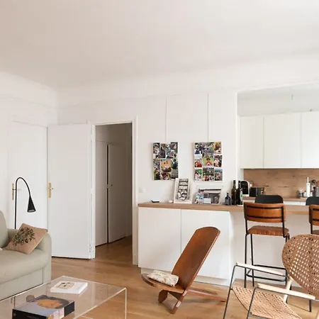Charming Studio With Balcony In Apartmán